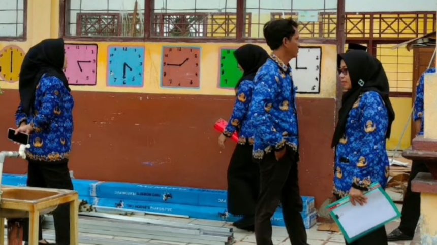 Tim dari Dinas Dikbud Luwu Timur meninjau proses revitalisasi sekolah yang sedang berjalan di Kabupaten Luwu Timur (Sumber: istimewa)