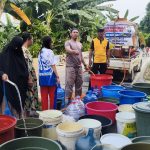 Personel Polsek Wara Polres Palopo menyalurkan bantuan air bersih kepada warga di lima titik wilayah Kecamatan Wara, Jumat (9/10/2026).