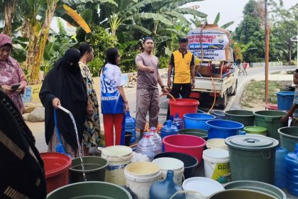 Personel Polsek Wara Polres Palopo menyalurkan bantuan air bersih kepada warga di lima titik wilayah Kecamatan Wara, Jumat (9/10/2026).