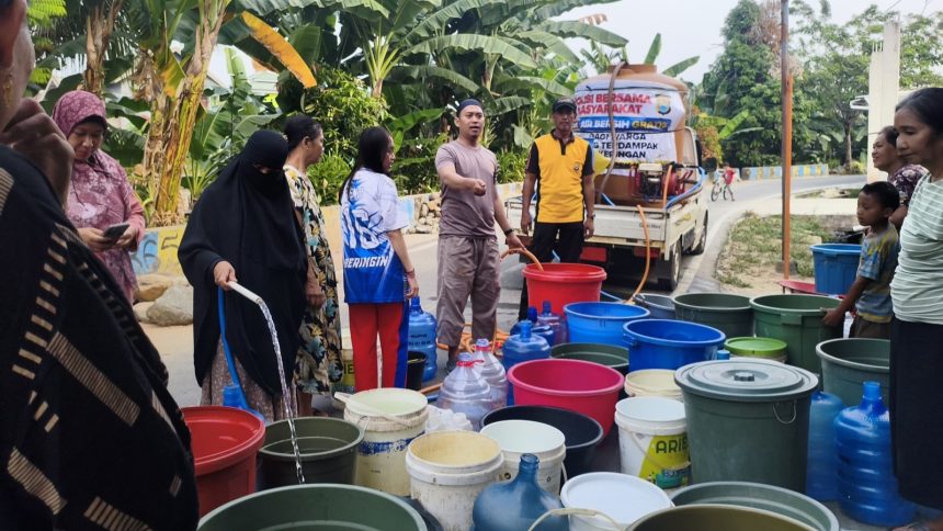 Personel Polsek Wara Polres Palopo menyalurkan bantuan air bersih kepada warga di lima titik wilayah Kecamatan Wara, Jumat (9/10/2026).