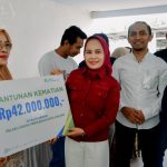 Wali Kota Palopo Naili Trisal menyerahkan secara simbolis kartu perlindungan jaminan sosial ketenagakerjaan kepada pekerja rentan di Kecamatan Wara Timur.