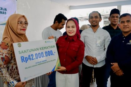 Wali Kota Palopo Naili Trisal menyerahkan secara simbolis kartu perlindungan jaminan sosial ketenagakerjaan kepada pekerja rentan di Kecamatan Wara Timur.