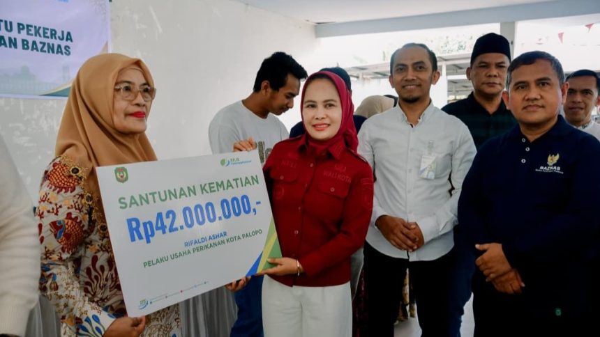 Wali Kota Palopo Naili Trisal menyerahkan secara simbolis kartu perlindungan jaminan sosial ketenagakerjaan kepada pekerja rentan di Kecamatan Wara Timur.
