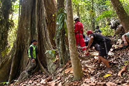 Tim SAR gabungan bersama relawan dan masyarakat melakukan pencarian terhadap Ramadhan, warga Desa Parumpanai, yang dilaporkan hilang di kawasan Gunung Lahumpangi Barat (Sumber: Ist)
