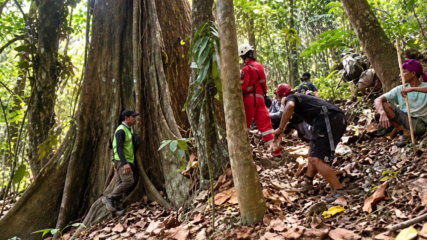 Tim SAR gabungan bersama relawan dan masyarakat melakukan pencarian terhadap Ramadhan, warga Desa Parumpanai, yang dilaporkan hilang di kawasan Gunung Lahumpangi Barat (Sumber: Ist)