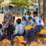 KBO Sat Binmas Polres Palopo, Ipda Abd. Rahman, memberikan penyuluhan tentang pencegahan perundungan kepada siswa SMP Negeri 3 Palopo melalui program Police Goes to School (Sumber: TBN Palopo)