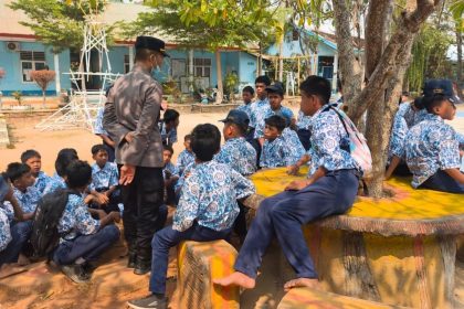KBO Sat Binmas Polres Palopo, Ipda Abd. Rahman, memberikan penyuluhan tentang pencegahan perundungan kepada siswa SMP Negeri 3 Palopo melalui program Police Goes to School (Sumber: TBN Palopo)