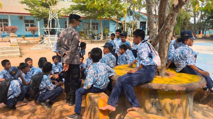 KBO Sat Binmas Polres Palopo, Ipda Abd. Rahman, memberikan penyuluhan tentang pencegahan perundungan kepada siswa SMP Negeri 3 Palopo melalui program Police Goes to School (Sumber: TBN Palopo)
